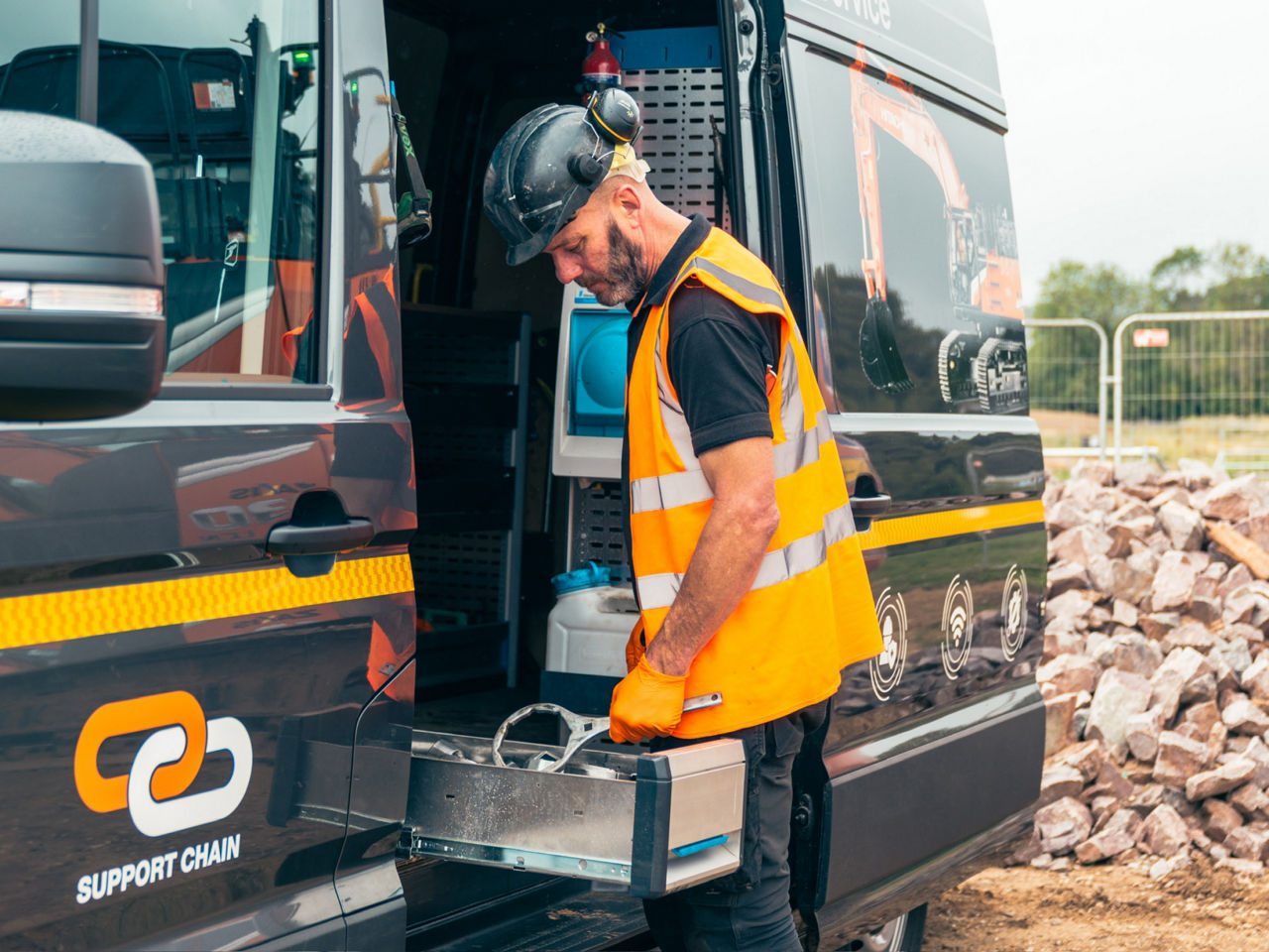 Arbeiter sucht nach Werkzeug am MAN TGE